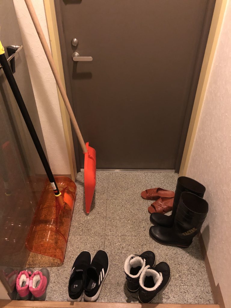雪国の玄関にしては狭すぎた家。建売の玄関はスペースが足りないことがあるので注意