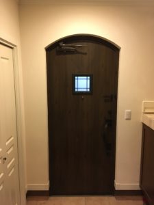 思ったより玄関が暗い家、デザイン重視の玄関ドアを選んで失敗。採光が不十分