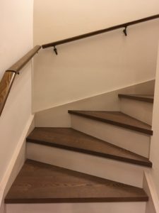 階段の照明は忘れがち。階段の照明は壁付？吊り下げ？電気系統はしっかり計画