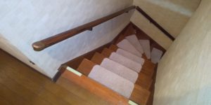 中古住宅を選ぶ時の注意点。階段の手すりの有無、後付け可能だが注意点もある