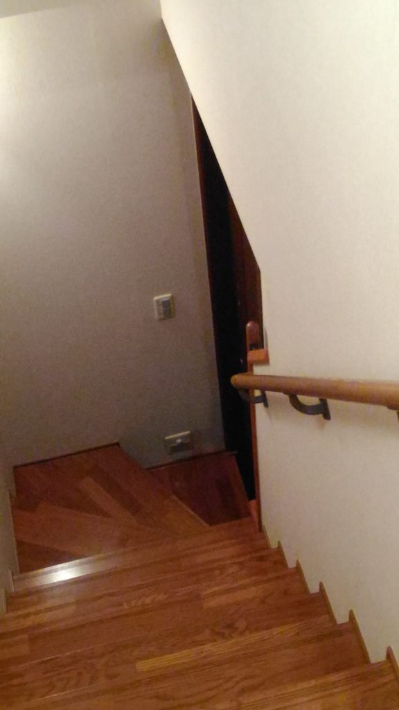 2世帯住宅やペットがいるお家には階段ドアがおすすめ。階段の幅や照明も考えて