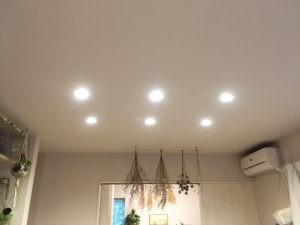 ダウンライトは隅に配置するのがおすすめ。リビング中央に6個設置すると眩しい家