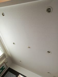 部屋全面ダウンライト。明かりが部屋全体に行きわたらず、全部つけても暗いお家