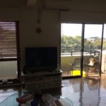 景観重視のリビングの家。家具やフローリングを強すぎる日差しから守れ！