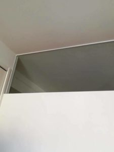 リビングからの光を取り込みエコホームに!壁の上部をガラスは、安全性に不安な家