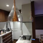 ダイワハウスのアイランドキッチン。おしゃれなグラスを吊るしたライトが自慢のお家