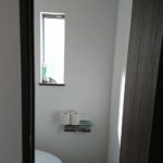 建売住宅のトイレに不満。収納棚の位置やペーパーホルダーが内覧した家と違うので注意