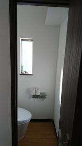 建売住宅のトイレに不満。収納棚の位置やペーパーホルダーが内覧した家と違うので注意