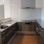 オールステンレスにしたコの字型のキッチン。スペースや熱源を選ぶ時の参考点