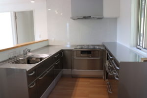 オールステンレスにしたコの字型のキッチン。スペースや熱源を選ぶ時の参考点