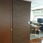 猫対策と部屋の雰囲気を重視。横木目とタイルの壁紙。機能別に使い分ける