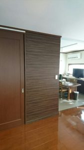 猫対策と部屋の雰囲気を重視。横木目とタイルの壁紙。機能別に使い分ける