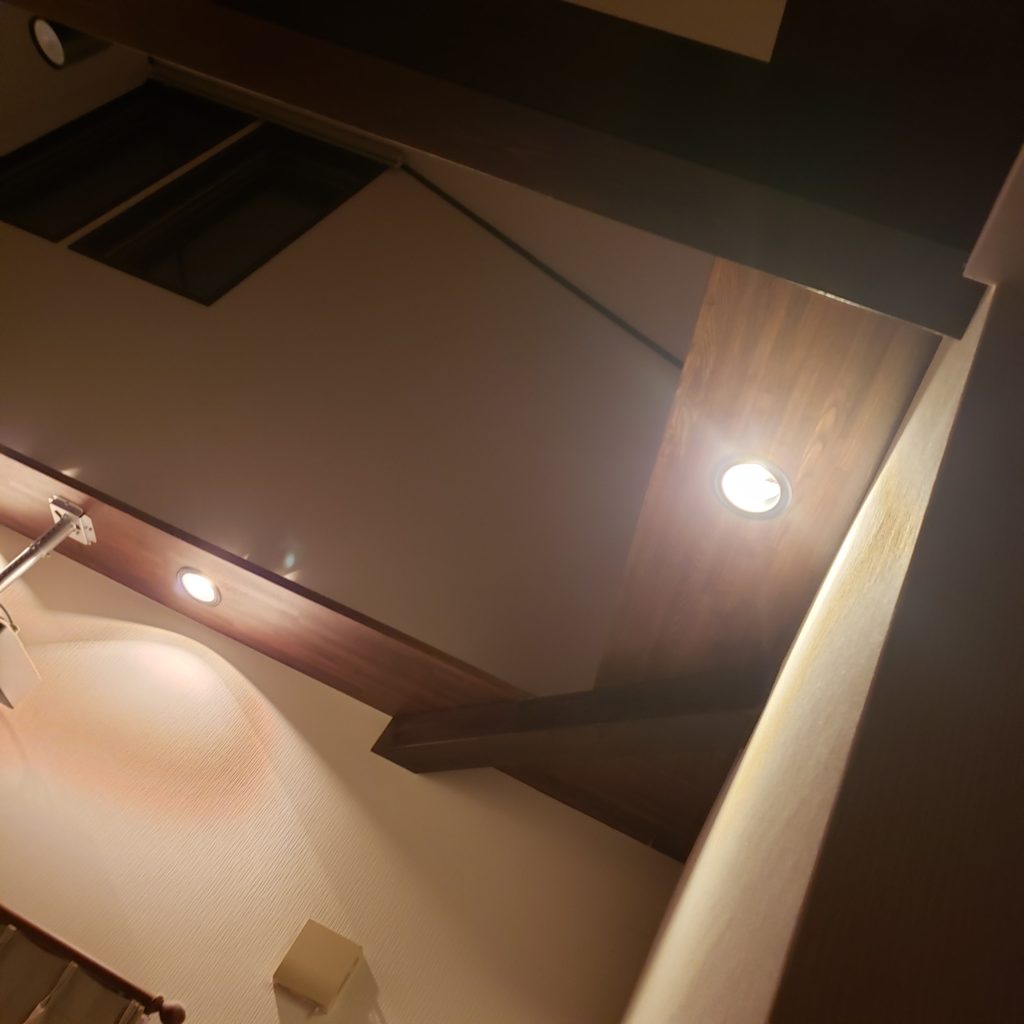 ダウンライトだらけの家。設置する位置や数に注意。14年後は多額の出費になる可能性も