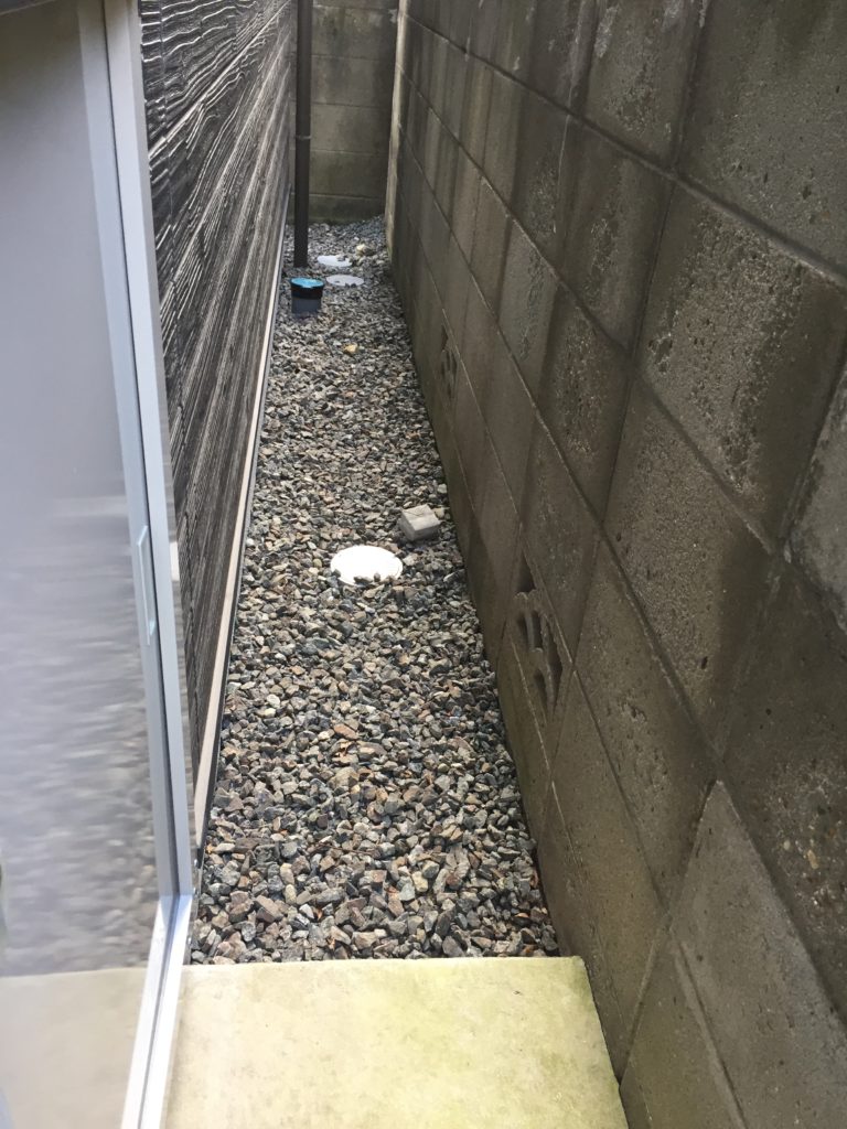 外構での失敗、隣の家が近い、間の敷地は砂利じゃなくてモルタルした方が良い