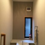 寝室とトイレにアクセントクロス。トイレの窓の有無で成功か失敗かが決まる