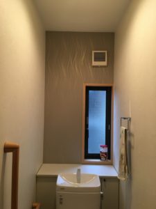 寝室とトイレにアクセントクロス。トイレの窓の有無で成功か失敗かが決まる