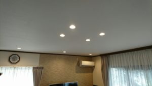 リビングにダウンライトを取り入れたタイミング。電球色で温かみのあるリビングへ