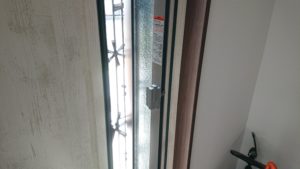 採風窓付き玄関ドアに一目ぼれ。玄関の換気が気になるなら換気扇も検討して