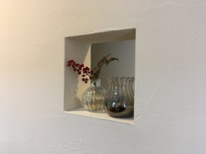 殺風景な壁が気になるなら「ニッチ窓」。個性的でおしゃれな空間を演出