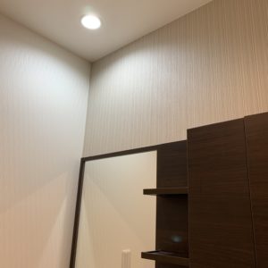 ダウンライトを洗面台の真上に設置すれば照明いらず。狭い空間を広くシンプルに