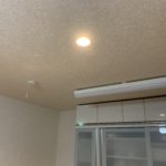 カウンターキッチンのダウンライト。夜間、照明をつけたいときに便利