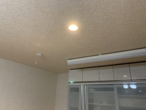 カウンターキッチンのダウンライト。夜間、照明をつけたいときに便利