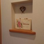 家作りのだいご味。クロスで部屋を自分好みにカスタマイズ、薄い花柄を使った部屋