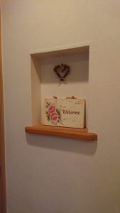 家作りのだいご味。クロスで部屋を自分好みにカスタマイズ、薄い花柄を使った部屋