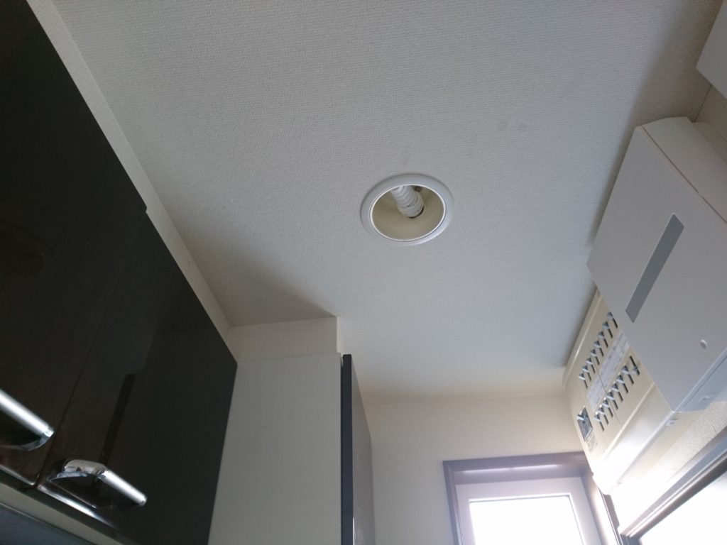 洗面所にダウンライトは暗い？室内物干しや扉が当たらないようにするには必須