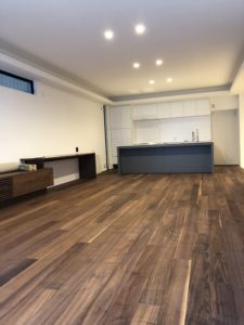 仕切りのない間取りで必要な間取りや設備。暖房は蓄熱暖房機で乗り切る