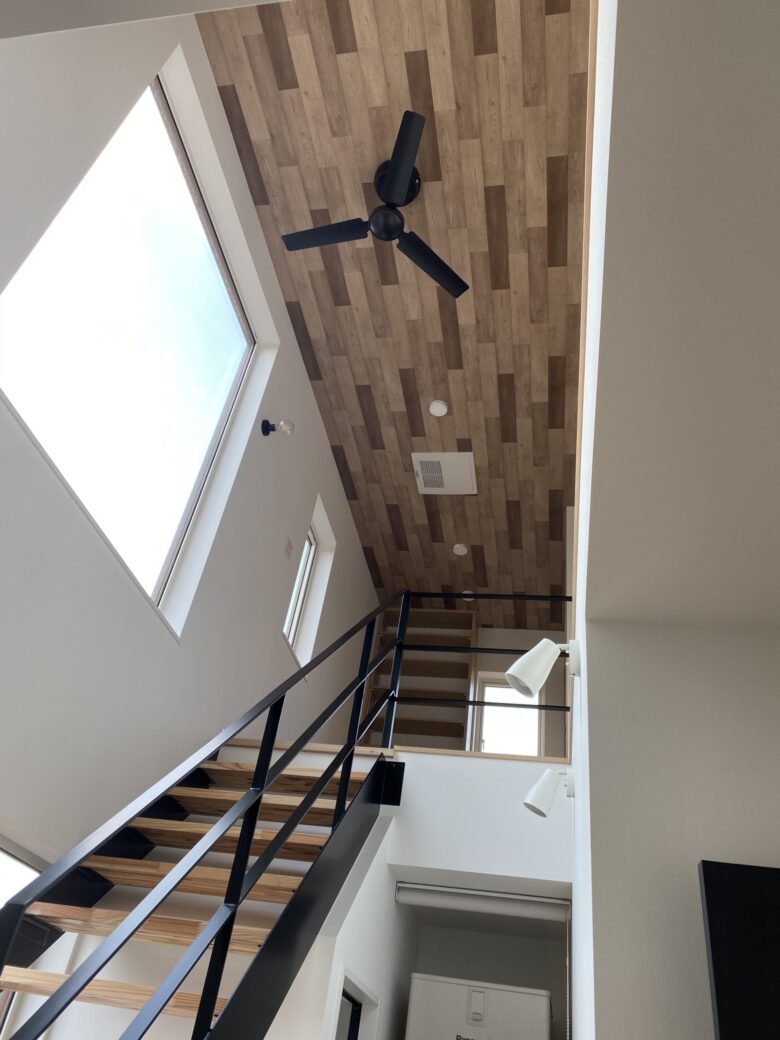 階段の天井は木目調のクロス おしゃれな空間を演出し褒められるお家へ