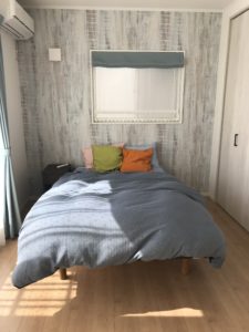 寝室に青色のクロス。一箇所だけクロスを変えることのメリットとデメリット