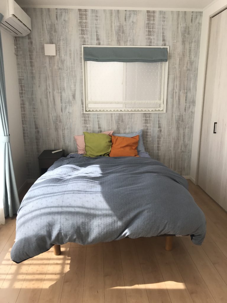 寝室に青色のクロス。一箇所だけクロスを変えることのメリットとデメリット