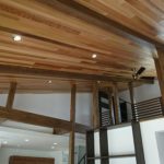 平屋ならではの空間を生かした勾配天井のデザイン。不ぞろいな木目の板で雰囲気を演出