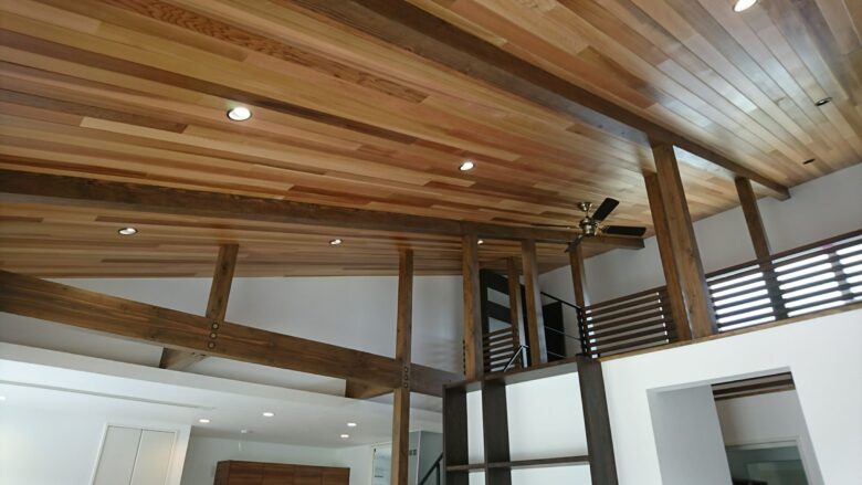 平屋ならではの空間を生かした勾配天井のデザイン。不ぞろいな木目の板で雰囲気を演出