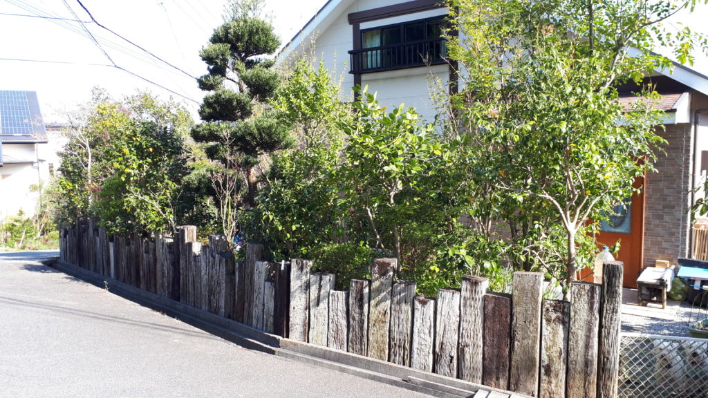 枕木と植栽をうまく組み合わせた外構づくり。目的とイメージが決め手になる