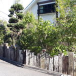 枕木と植栽をうまく組み合わせた外構づくり。目的とイメージが決め手になる