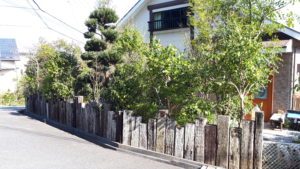 枕木と植栽をうまく組み合わせた外構づくり。目的とイメージが決め手になる