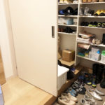 シューズインクロークは収納力抜群。玄関を2つに分けることで来客者が来ても困らない