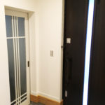 防犯を考えた明るい玄関。玄関ドア以外に工夫したのはシューズインクロークのドア