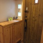 狭小住宅の玄関で工夫したのはガラスブロックの明かり窓。広さ1畳でも明るい玄関