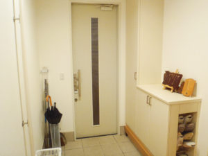 機能性を備えた温かくホッとする気持ちになる玄関。白で統一し、安心感を与える