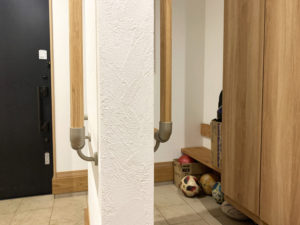 玄関の壁の仕切りは収納スペースを隠したい場合に最適。工夫次第で見た目もスッキリ