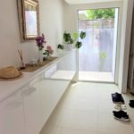 玄関は家の中でも主役級。ピロティに抜ける広い玄関で「遊び心」をとりいれる