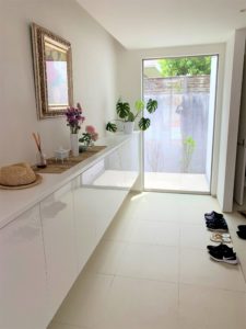 玄関は家の中でも主役級。ピロティに抜ける広い玄関で「遊び心」をとりいれる