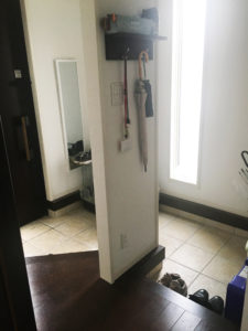 玄関に靴を隠す壁を設置。デザインに凝ったために実用性を軽視しすぎた家