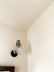 部屋全体を黄色のクロス。統一感がでるが殺風景。失敗を恐れず遊び心を取り入れよう