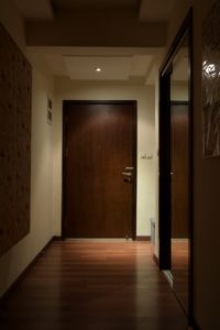 玄関ホールの照明にダウンライトNG?このくらい注意すれば心配する必要はない