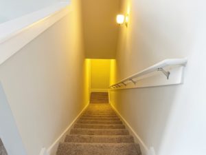 階段にブラケットライトはよくある手段。センスと直感がものを言う照明器具