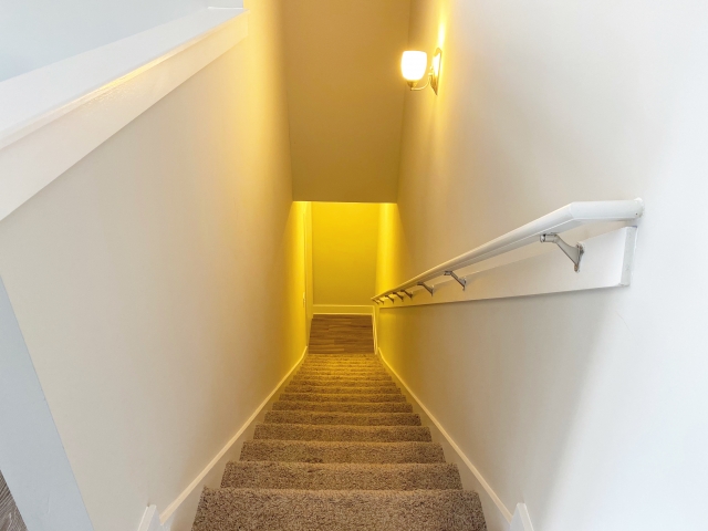 階段にブラケットライトはよくある手段。センスと直感がものを言う照明器具
